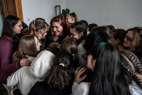 50 de adolescente din mediul rural ajung la București pentru un eveniment inspirațional – Tabăra fetelor neînfricate