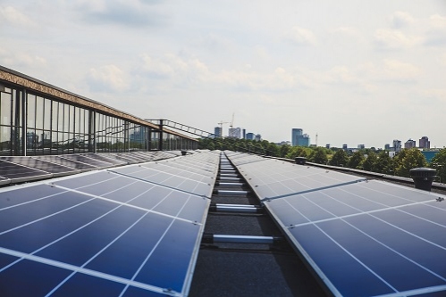 Ministerul Mediului și AFM încurajează energia solară prin programul Casa Verde Fotovoltaice, oferind finanțare nerambursabilă de 20.000 RON pentru gospodăriile românești