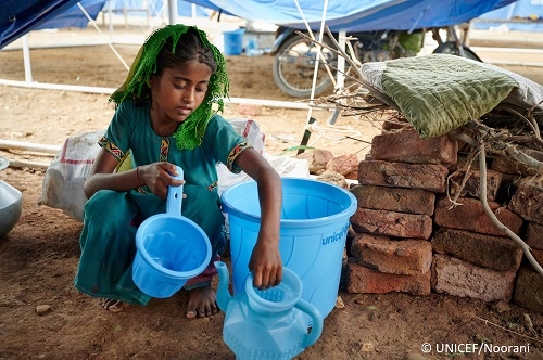 Femeile și fetele sunt cele mai afectate de criza apei și a salubrității, arată un nou raport UNICEF-OMS
