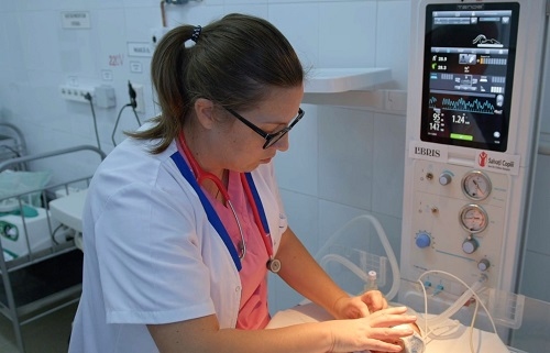 Salvați Copiii România, cu sprijin Libris, duce la Spitalul Municipal Gherla o masă radiantă, vitală pentru reanimarea nou-născuților prematur sau cu patologii grave, până la realizarea transferului