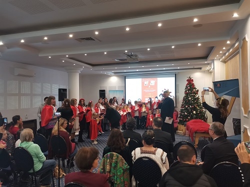 Copii refugiați ucraineni, beneficiari ai proiectelor AIDRom, vestesc Nașterea Domnului în spectacolul de colinde „Crăciun cu pace, speranță și unitate”