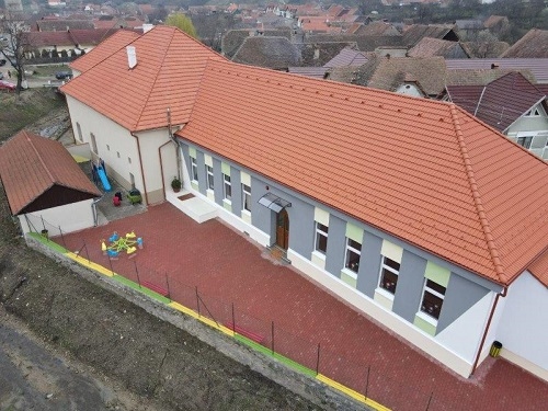 Marius Moga a inaugurat Școala Gimnazială din satul Câlnic, renovată de Asociația BookLand