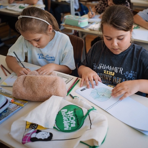 Aproape 1.700 de copii au învățat să adopte comportamente sustenabile pentru o Românie mai curată, împreună cu RetuRO și Let’s Do It, Romania!