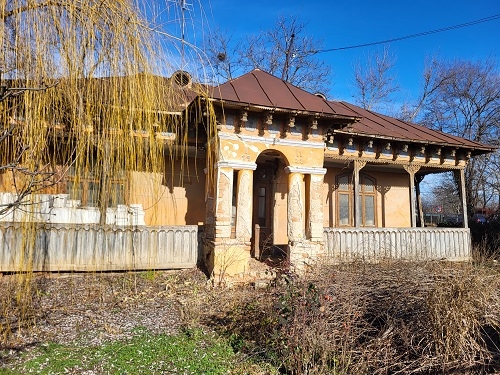 Voluntarii, chemați să participe la salvarea unei case ”cu poveste” din sudul Munteniei, amenințată cu demolarea