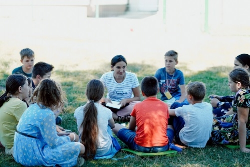 Teach for Romania, cu susținerea Raiffeisen Bank România, a creat un program de dezvoltare a abilităților socio-emoționale în școli