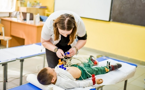 Trei caravane medicale, dotate cu aparatură medicală, sunt pe teren, în comunitățile rurale vulnerabile: Copii subnutriți, cu anemii carențiale, printre afecțiunile diagnosticate