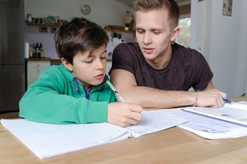 Cât costă educația gratuită: Suma pe care părinții o plătesc pentru educația gratuită a crescut cu aproape 45%, față de 2021