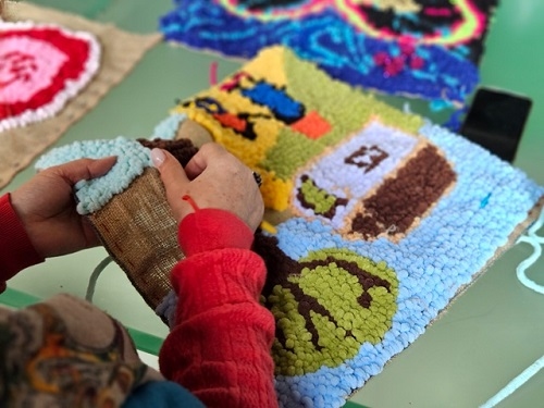 Asociația Zi de BINE invită publicul la „Metamorfoze” – o instalație colaborativă de artă textilă, despre sănătatea mintală și puterea fragilității la vârsta a treia