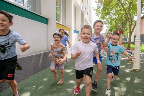 Dintre cei aproape un milion și jumătate dintre copiii români care trăiesc în risc de sărăcie și excluziune socială, mai puțin de 30.000 beneficiază de serviciile centrelor de zi pentru prevenirea separării copilului de familie