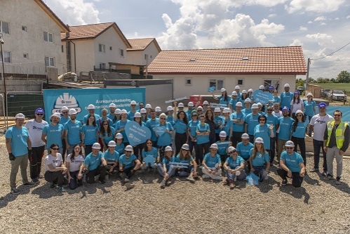 Habitat for Humanity a reunit la CEO Build peste 60 de lideri din business, care au pus umărul la construcția a 4 locuințe pentru familii vulnerabile