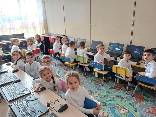 Dăm Click pe România 2025: 4.000 de calculatoare recondiționate vor ajunge în 196 de școli, ONG-uri și instituții sociale din țară