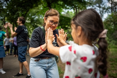 Ajungem MARI caută 1.000 de voluntari care să devină prietenii copiilor instituționalizați