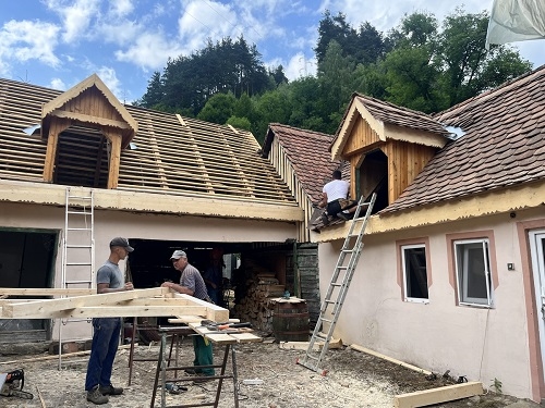 Casele tradiționale din Râu Sadului își recapătă culorile și poveștile