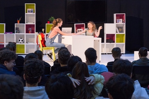 Turneul de teatru „Vape me in”, adresat adolescenților, începe mâine la București
