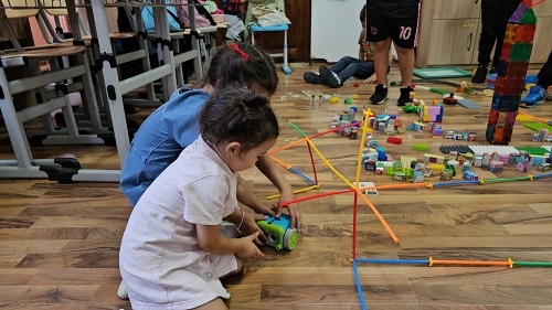 Educația care aprinde scântei în comunități: peste 1.650 de copii au descoperit știința altfel prin Școlile de Vară STEAM