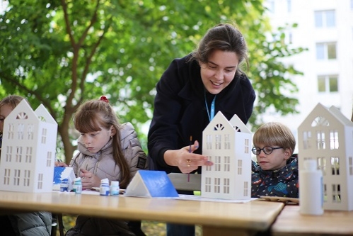 VELUX se alătură inițiativei “Children’s Living Places” din Ucraina – un proiect inovator dedicat copiilor și reconstrucției sustenabile
