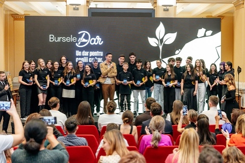 David Popovici și membri ai Lotului Național de Canotaj premiază 35 de tineri excepționali la Gala Burselor DAR