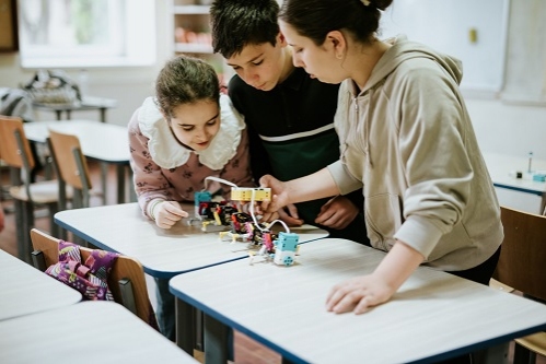 Fonduri de 90.000 de lei pentru educație digitală și AI la Științescu Sibiu 8.0