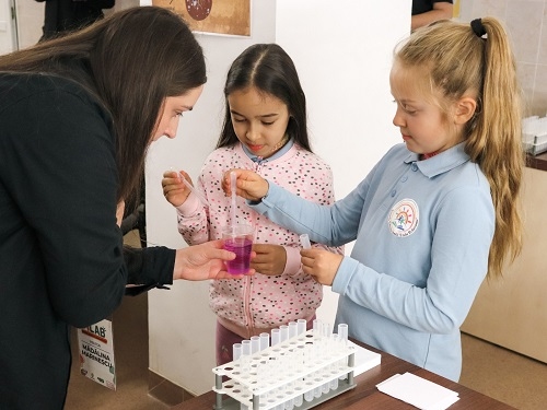 Primul laborator de biologie moleculară din România dedicat copiilor a fost lansat la Cluj