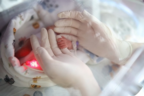 România are o rată a mortalității infantile mult peste media UE, în rural atingând chiar dublul mediei din Uniune