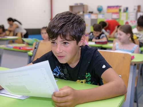 Nouă din 10 copii aflați în stare de vulnerabilitate spun că important pentru ei e să mânânce suficient și să aibă cărți și jocuri: cum arată sărăcia, în afara statisticilor