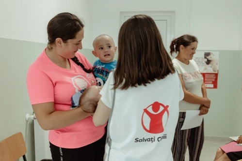 Dezinformarea din social media, desființarea vaccinării în școli și izolarea din rural duc la situații dramatice privind rujeola: mai puțin de jumătate dintre copii erau vaccinați cu prima doză, în 2025.