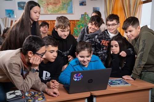 „Nu tot ce zboară se mănâncă”, prima campanie educațională Narada dedicată gândirii critice, la nivel gimnazial