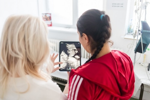 Aproape una din 10 nașteri provine de la fete cu vârsta între 15 și 19 ani. Pentru 23 de mame sub 15 ani, e vorba de al doilea copil.