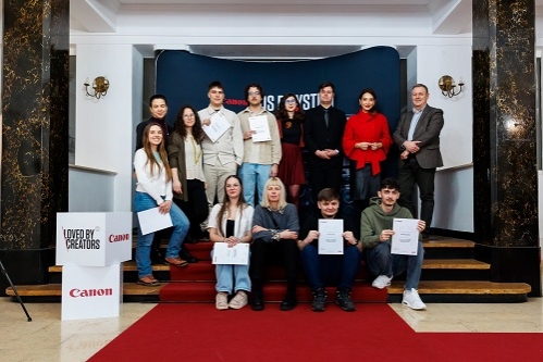 Expoziția de fotografie a tinerilor din Programul Canon pentru Tineri, ediția 2025, a fost inaugurată la Casa de Cultură a Studenților din București