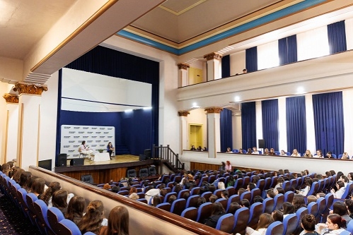 Distribuție Oltenia și Fundația Hope and Homes for Children derulează campania „GRIJĂ PENTRU MINE”, dedicată adolescentelor din comunități vulnerabile