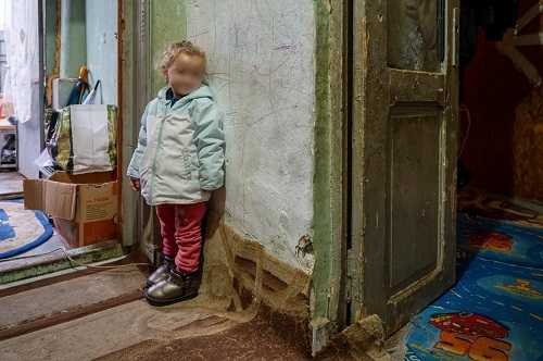 Semnal de alarmă: Procentul copiilor români sub 16 ani afectați de privațiuni materiale este mai mult decât dublul mediei la nivelul Uniunii Europene: 31,8%, față de 13,6%.