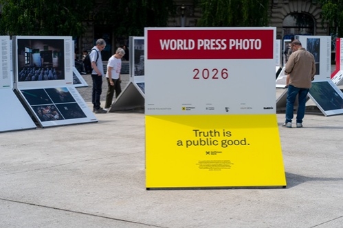 Familii separate, femei care înving în instanță, păduri care ard: World Press Photo 2026 ajunge la București