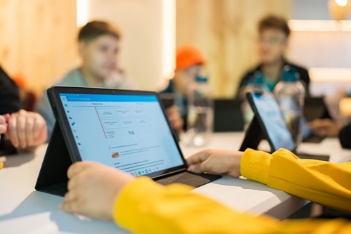 67.000 de ore investite de copii și adolescenți în activitățile educaționale ale UiPath Foundation anul trecut. Rezultatele raportului de impact pentru 2025
