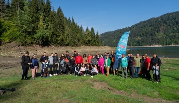 Peste 1000 de saci de deșeuri colectați de pe malurile Lacului Bicaz de Persil și Let’s Do It Romania