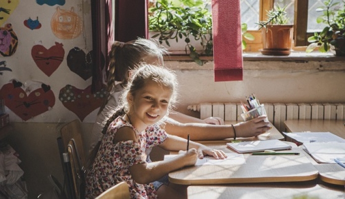Salvați Copiii România solicită Guvernului măsuri pentru integrarea educațională a copiilor refugiați din Ucraina: În Polonia, 56% dintre copiii ucraineni nu studiau în școlile poloneze, la finalul ultimului an școlar.