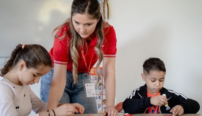 Aproape 30.000 de copii români beneficiază de serviciile centrelor de zi pentru prevenirea separării copilului de familie, în condițiile în care aproape un milion și jumătate dintre copiii români trăiesc în risc de sărăcie și excluziune socială
