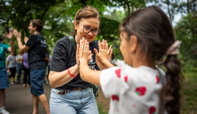 Ajungem MARI caută 1.000 de voluntari care să devină prietenii copiilor instituționalizați