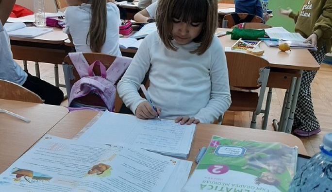 În ce context începe anul școlar 2025 – 2026? Abandon școlar, costuri ascunse ale educației și discrepanțe între urban și rural: date relevante și semnal de alarmă