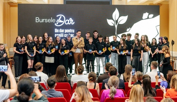 David Popovici și membri ai Lotului Național de Canotaj premiază 35 de tineri excepționali la Gala Burselor DAR