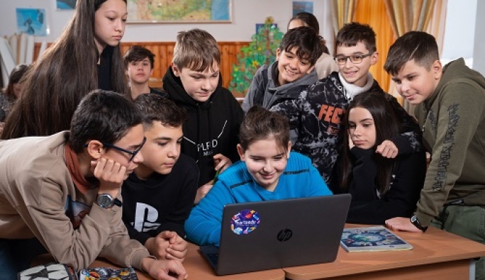 „Nu tot ce zboară se mănâncă”, prima campanie educațională Narada dedicată gândirii critice, la nivel gimnazial