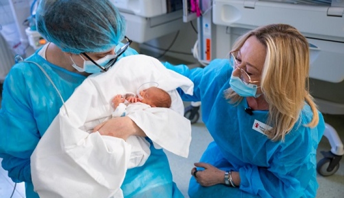 Salvați Copiii România trage un semnal de alarmă asupra importanței monitorizării sănătății mintale după naștere: nașterile premature și spitalizarea îndelungată a nou-născutului reprezintă factori de risc