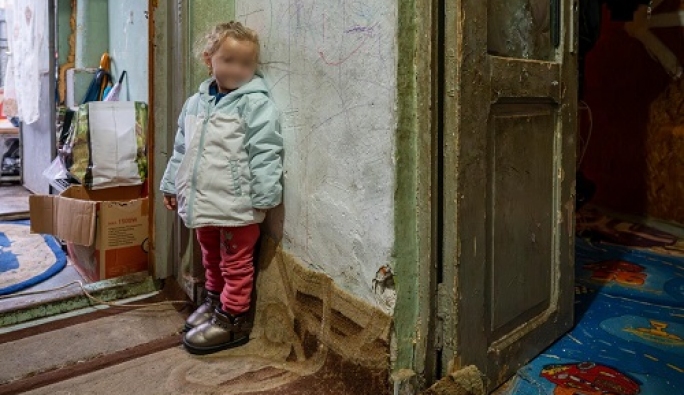 Semnal de alarmă: Procentul copiilor români sub 16 ani afectați de privațiuni materiale este mai mult decât dublul mediei la nivelul Uniunii Europene: 31,8%, față de 13,6%.