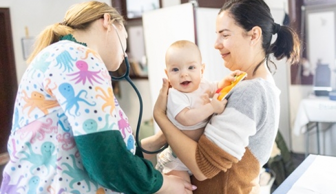 Salvați Copiii România și Fundația OMV Petrom deschid concursul “Primul pas spre sănătate 4.0” pentru dotarea a 60 de cabinete de medicină de familie din mediul rural