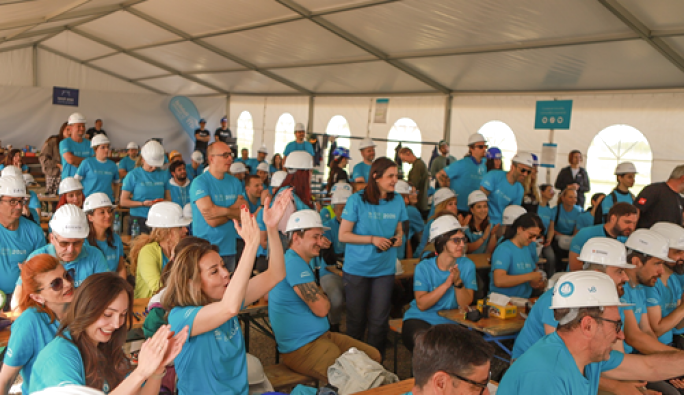 100 de lideri din companii au lucrat pe șantierul Habitat for Humanity la CEO Build