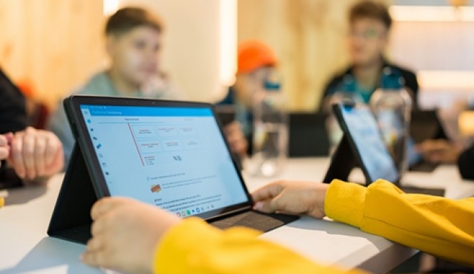 67.000 de ore investite de copii și adolescenți în activitățile educaționale ale UiPath Foundation anul trecut. Rezultatele raportului de impact pentru 2025