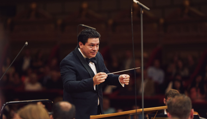 Cristian Măcelaru, Cristian Mandeal și Corul Madrigal, pe scena Sălii Radio în cadrul Festivalului Internațional ISCM World New Music Days 2026 – „Columna Infinită”