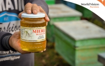 Fundatia World Vision Romania a instruit 100 de fermieri din comunele Dumesti, Todiresti si Rafaila pentru a deveni apicultori