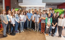 KFC si Pizza Hut au strans o suma record, de 75.000 de euro, pentru programul „Vreau in clasa a noua” al World Vision Romania