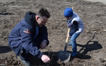 Copiii de la Acorns Nursery au participat la o actiune de plantare de copaci la Comana