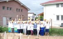 Impreuna pentru comunitate: Angajati ai Raiffeisen Bank construiesc case si sperante pe santierul Habitat for Humanity din Ploiesti